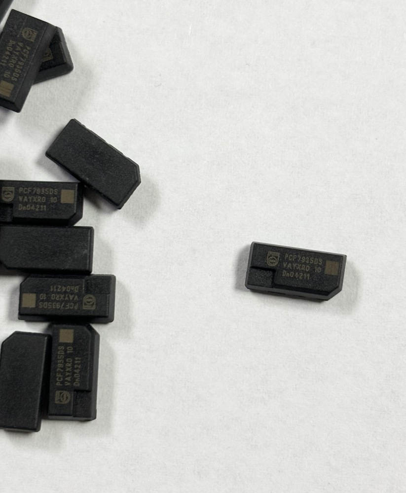 Original PCF7935DS transponder chip