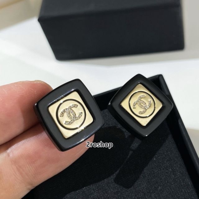 CHANEL 피어싱