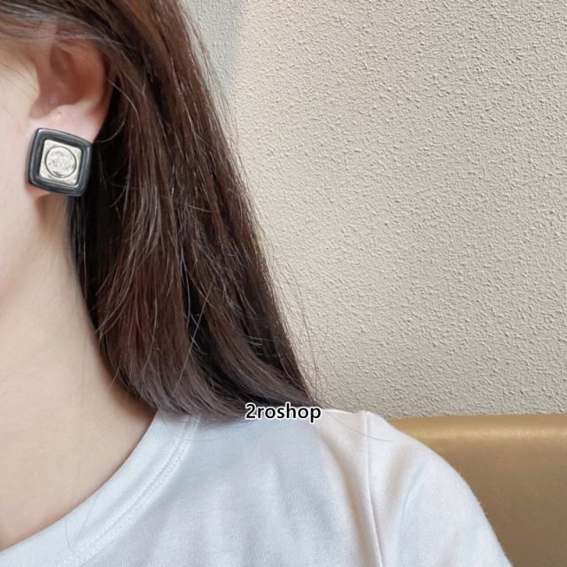 CHANEL 피어싱