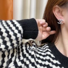 CHANEL 피어싱