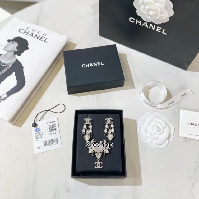 CHANEL 피어싱