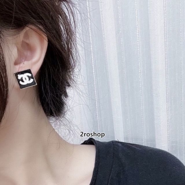 CHANEL 피어싱