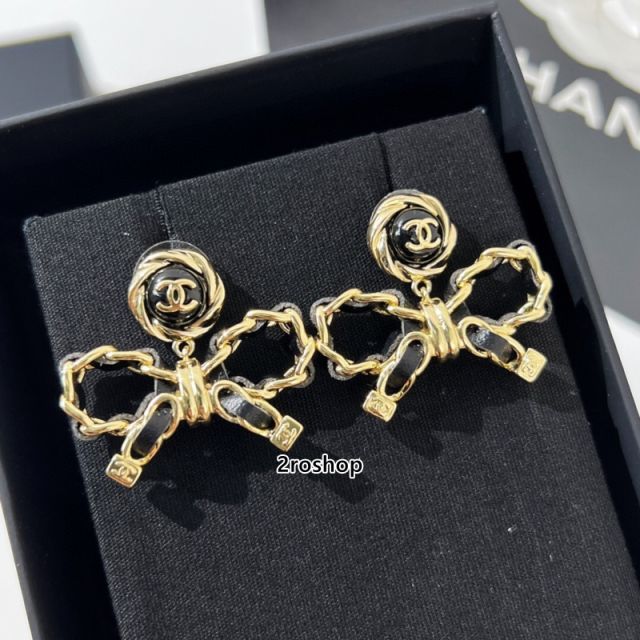 CHANEL 피어싱