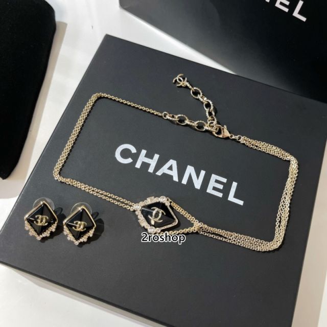 CHANEL 피어싱