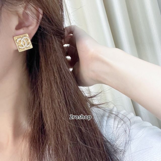 CHANEL 피어싱
