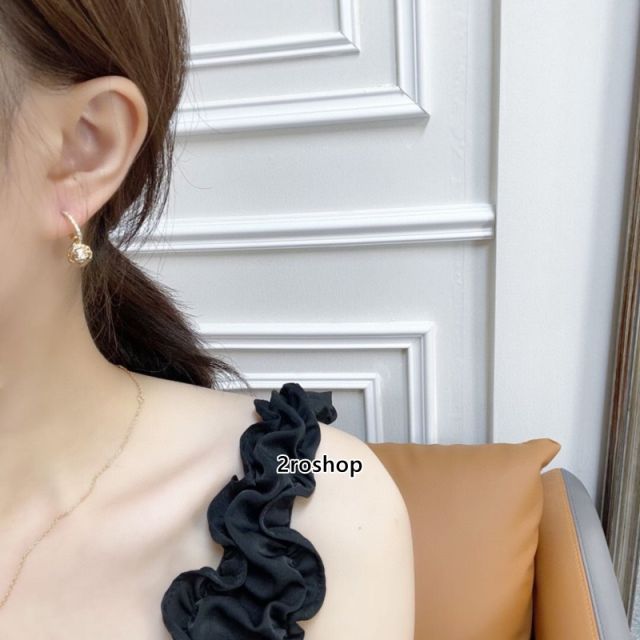 CHANEL 피어싱