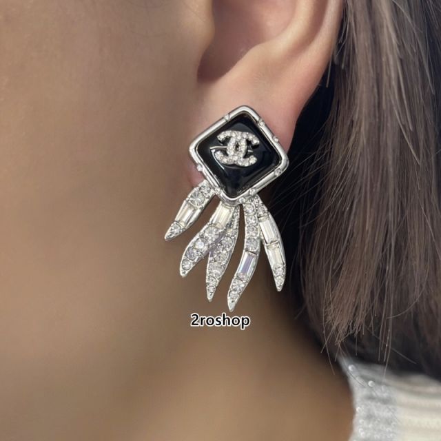 CHANEL 피어싱