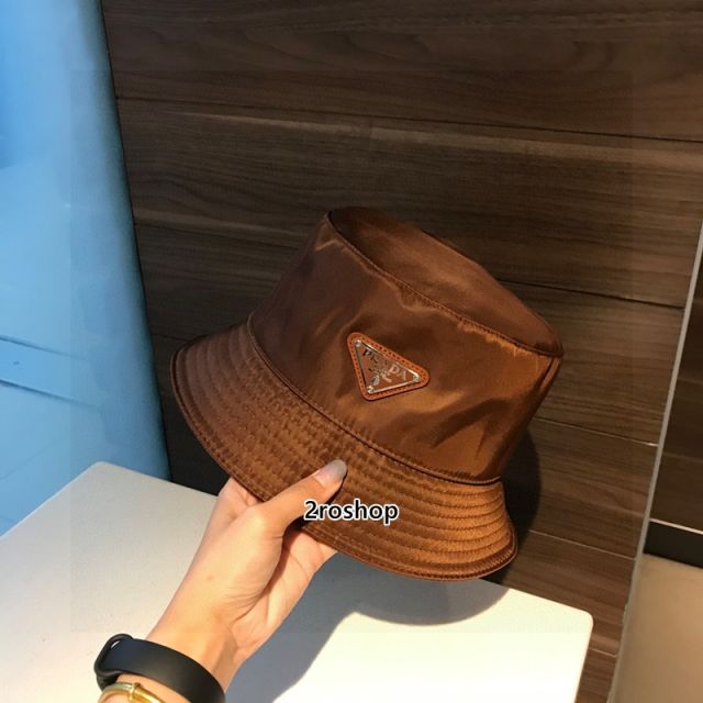 프라다로고버킷화이트