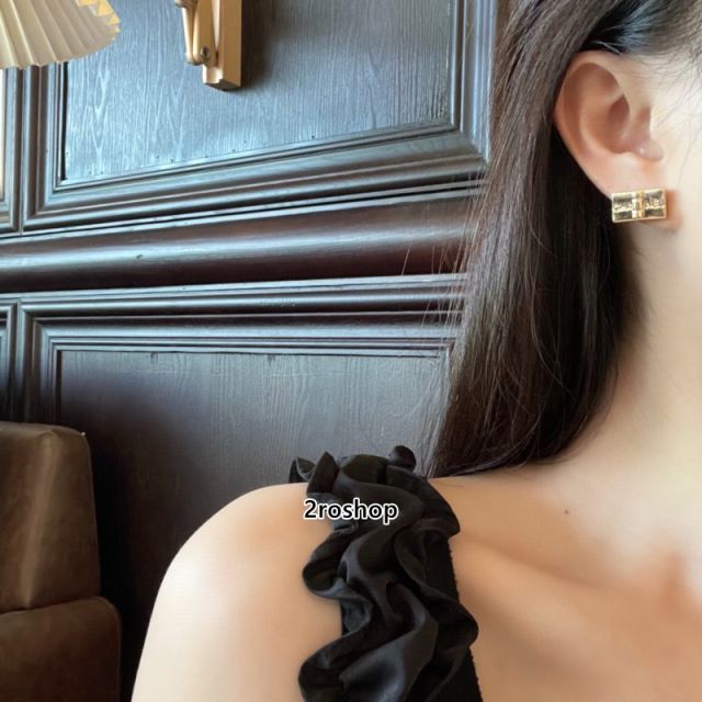 CHANEL 피어싱