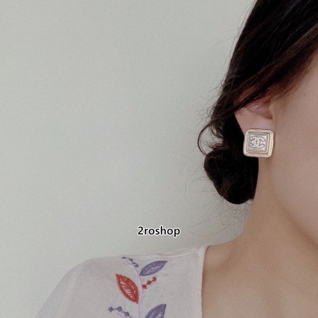 CHANEL 피어싱