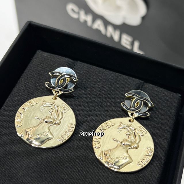 CHANEL 피어싱