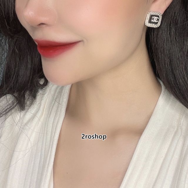CHANEL 피어싱