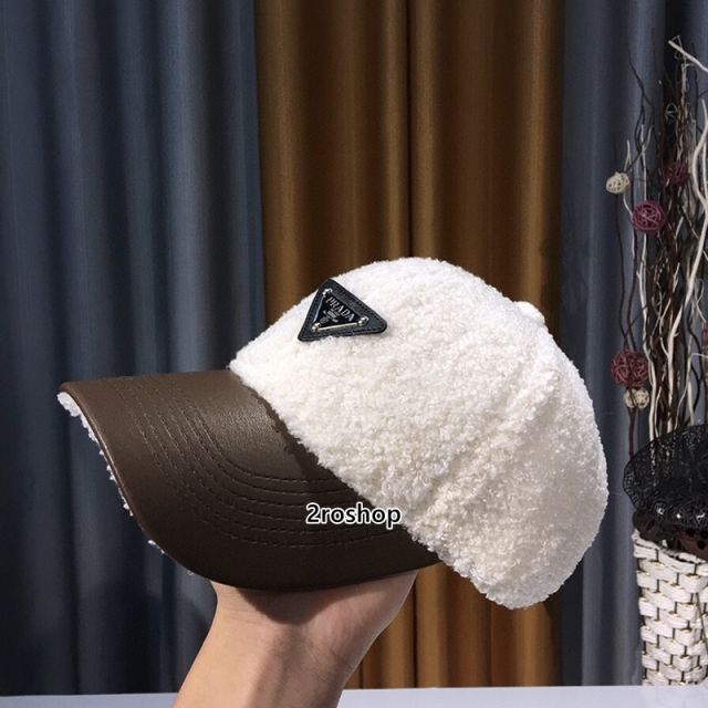 PRADA 모자