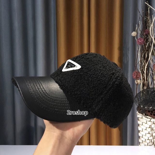 PRADA 모자