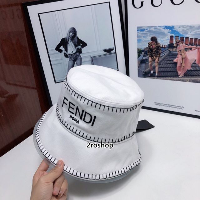 PRADA 모자