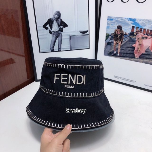 PRADA 모자