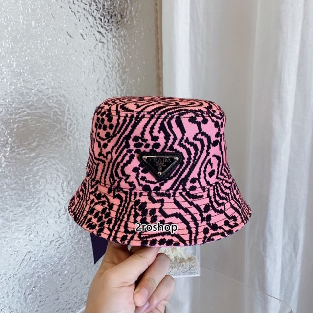 PRADA 모자