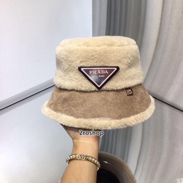 PRADA 모자