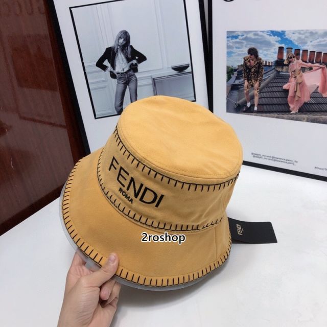 PRADA 모자