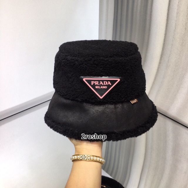 PRADA 모자