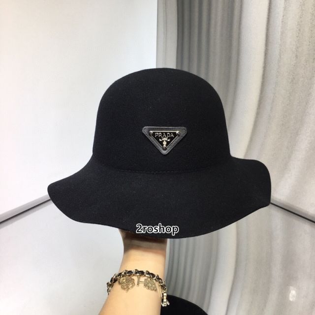 PRADA 모자