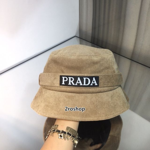 PRADA 모자