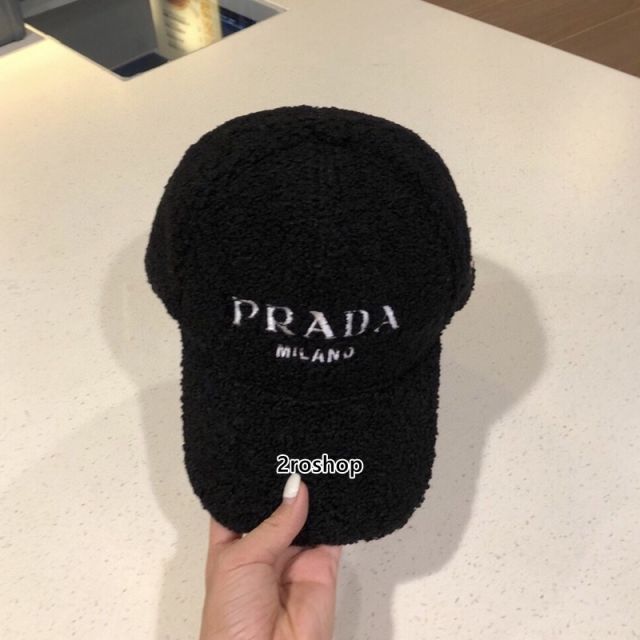 PRADA 모자