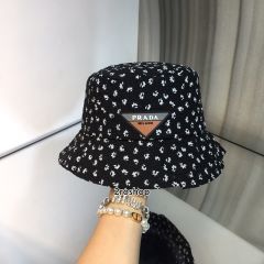 PRADA 모자