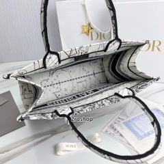 디올북토트백미듐멀티화이트