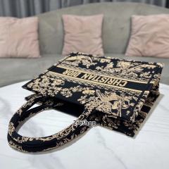 디올북토트백미듐멀티블랙