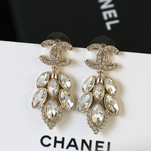 CHANEL 피어싱