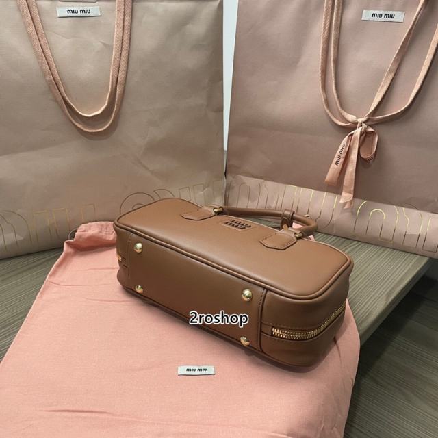 미우미우아르카디가죽백27cm