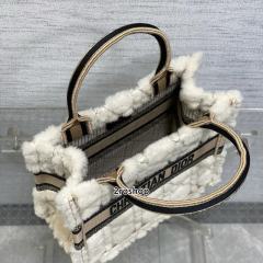 디올북토트백스몰화이트브라운