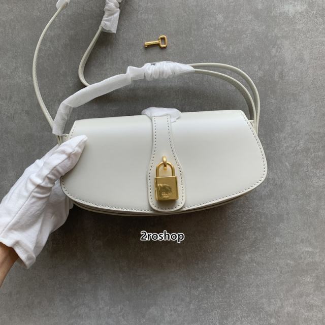 셀린느타부스트랩클러치화이트