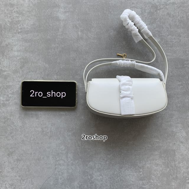 셀린느타부스트랩클러치화이트