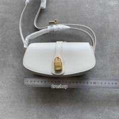 셀린느타부스트랩클러치화이트