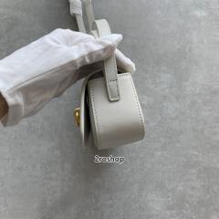 셀린느타부스트랩클러치화이트