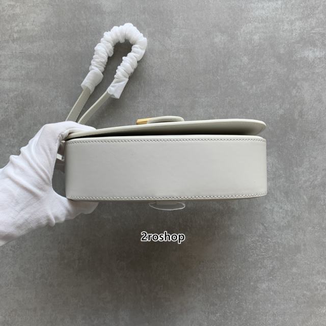 셀린느타부스트랩클러치화이트