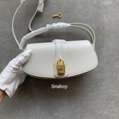 셀린느타부스트랩클러치화이트