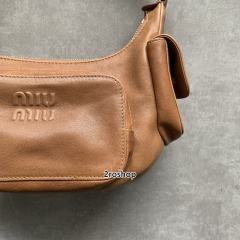 미우미우포켓숄더백브라운