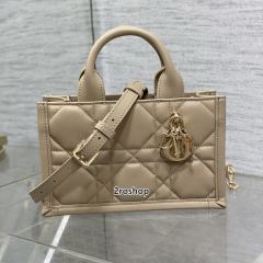 디올북토트스트랩백미니베이지