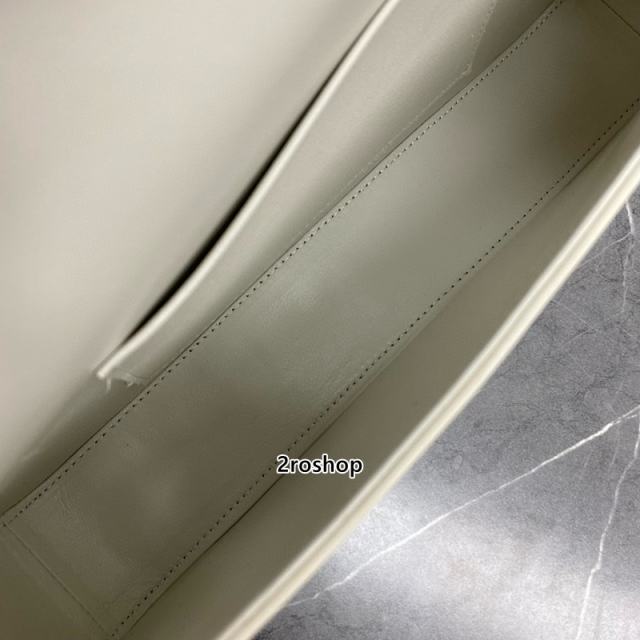 셀린느롤라백미듐화이트