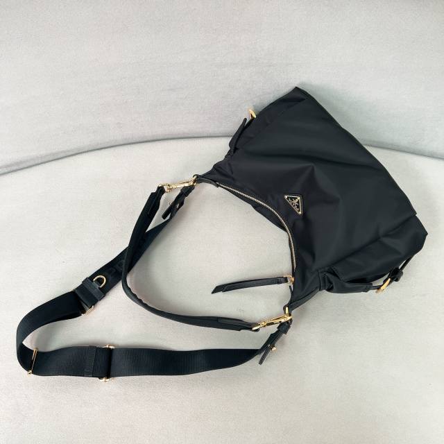 프라다 익스플로어 라지 리나일론 및 가죽 백