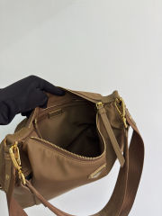 프라다 익스플로어 라지 리나일론 및 가죽 백