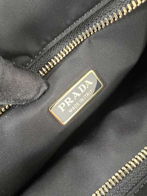 프라다 익스플로어 미디엄 리나일론 숄더백