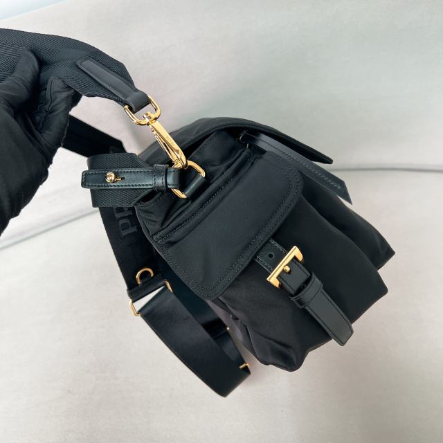 프라다 익스플로어 미디엄 리나일론 숄더백