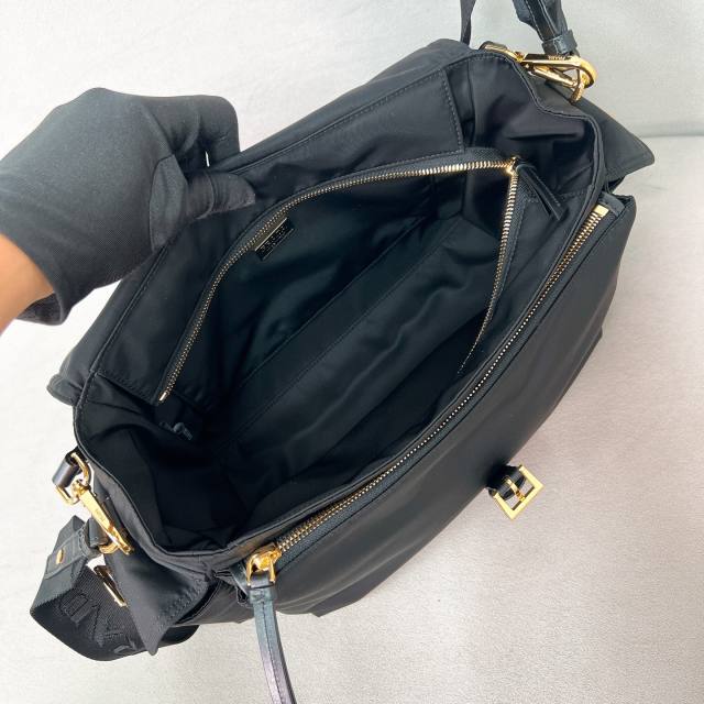 프라다 익스플로어 미디엄 리나일론 숄더백