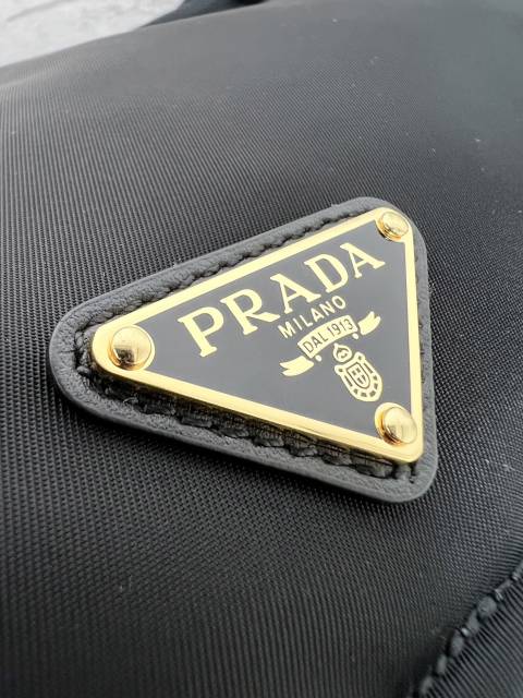 프라다 익스플로어 미디엄 리나일론 숄더백