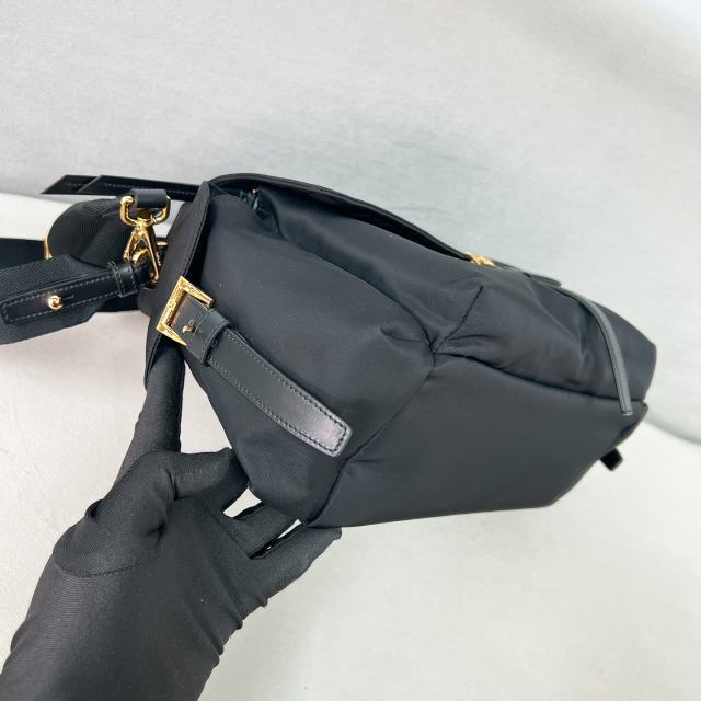 프라다 익스플로어 미디엄 리나일론 숄더백