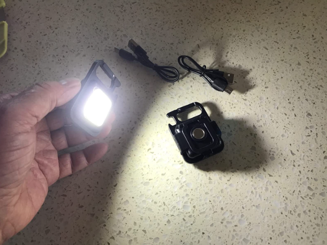 【FREE GIFT】Keychain light as a free gift for orders over $49.9